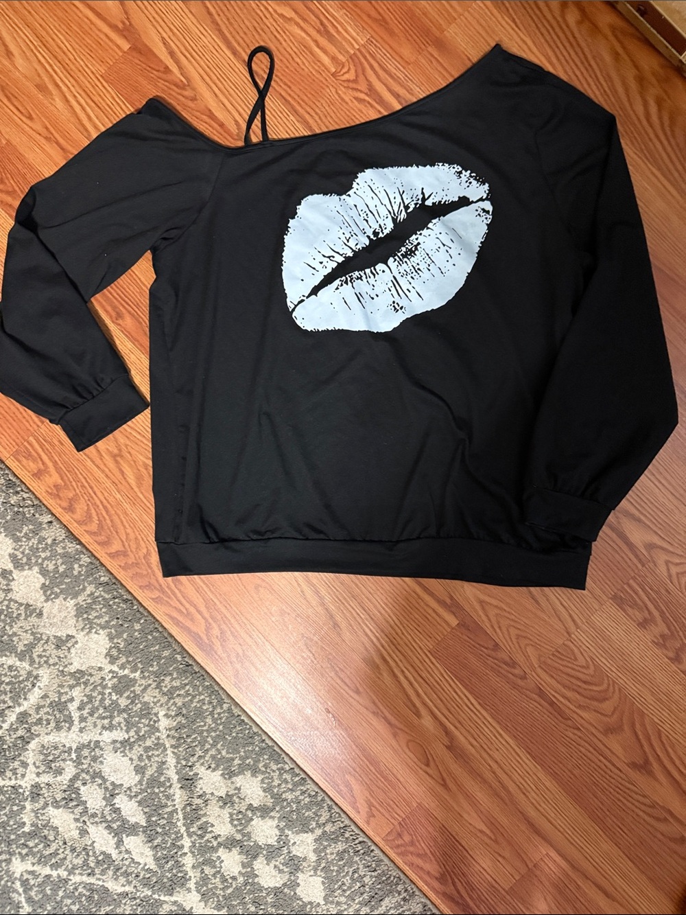 Black Off-Shoulder Lip Print Sweatshirt Top polyester Black size 1x